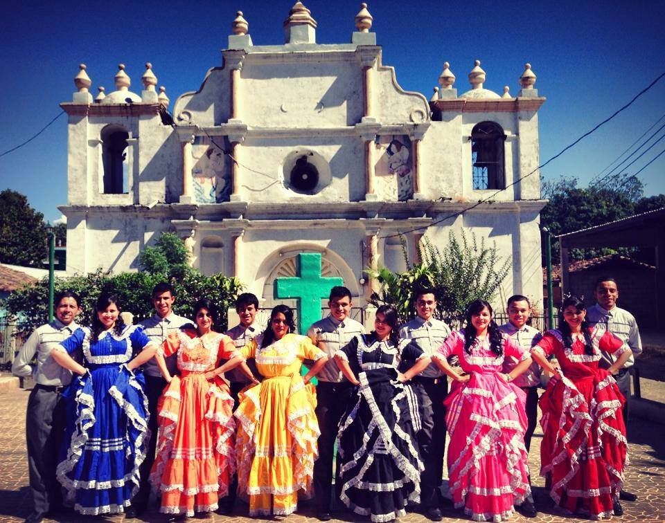 Bailarines en frente de la iglesia en la aldea Guajiniquil